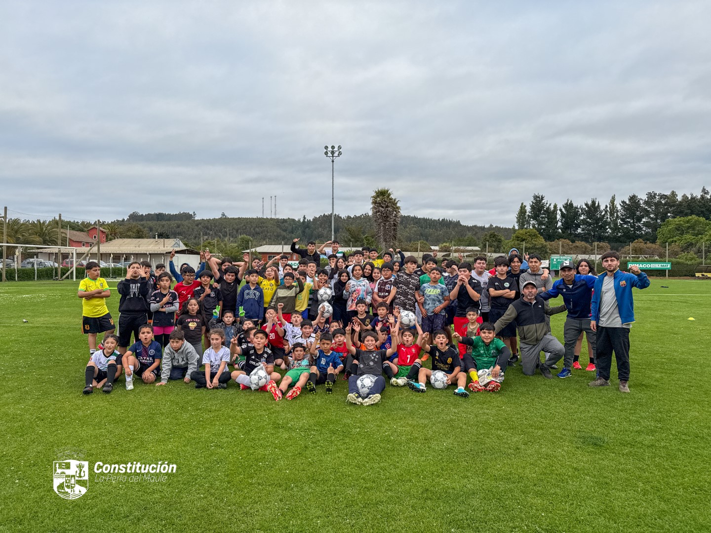 ÉXITO EN LA ENTREGA DE IMPLEMENTOS PARA LA ESCUELA DE FÚTBOL MUNICIPAL DE PUTÚ- BALONES Y VESTIMENTA PARA LOS PEQUEÑOS DEPORTISTAS